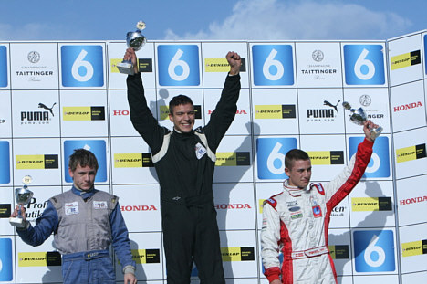 Følg Dennis' udfoldelser på Brands Hatch på hjemmesiden www.dennislind.dk.